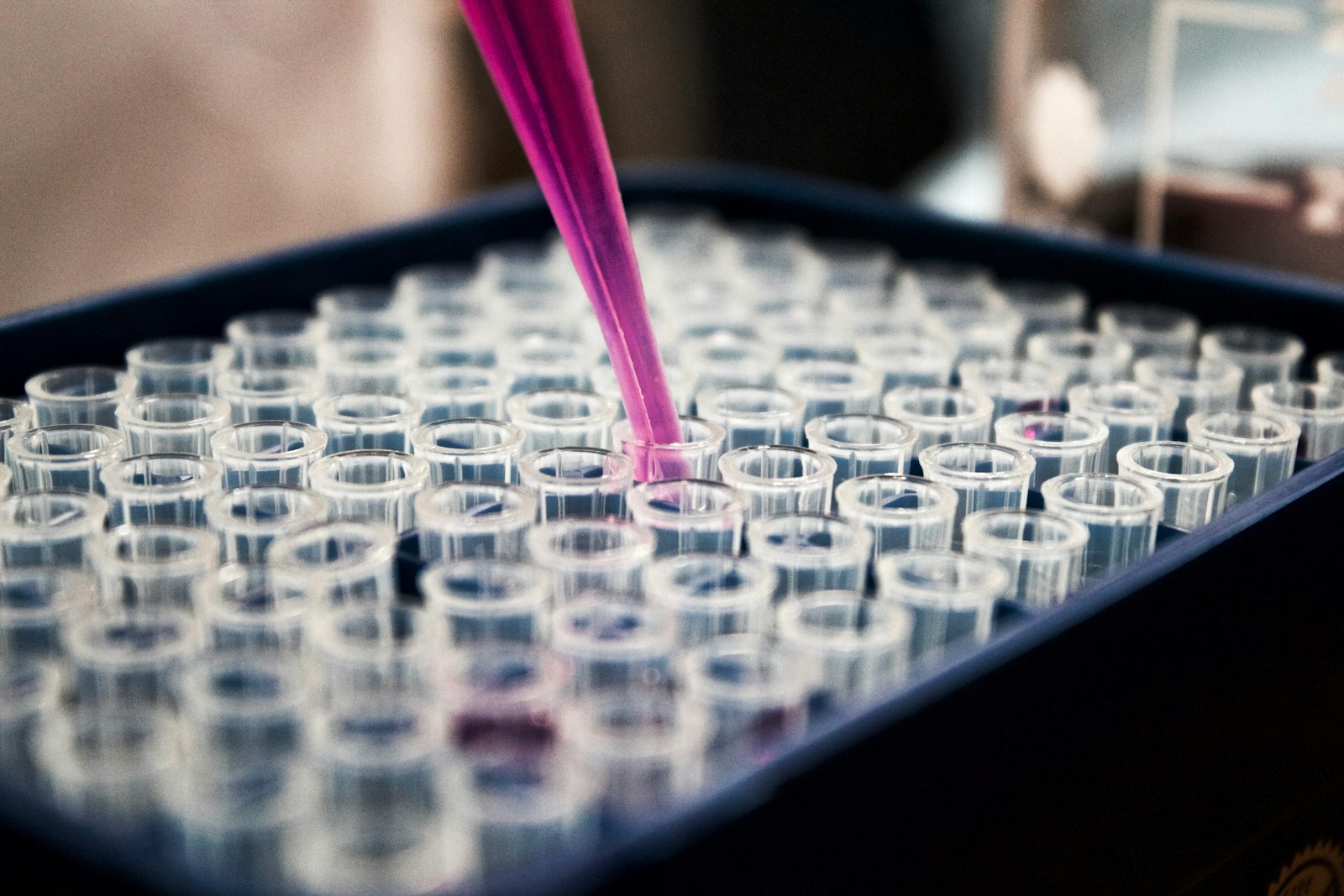 Laboratory pipetting into a sample tray